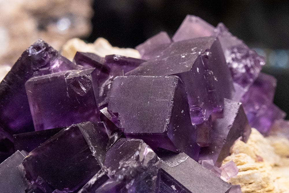 Fluorite violette brute cristaux cubiques et octaédriques - gisements Chine Mexique Angleterre