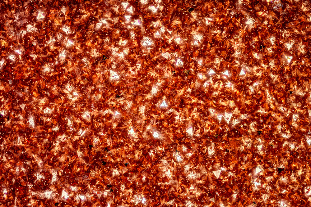 Histoire de la pierre Goldstone — verre aventuriné de Murano aux paillettes de cuivre doré