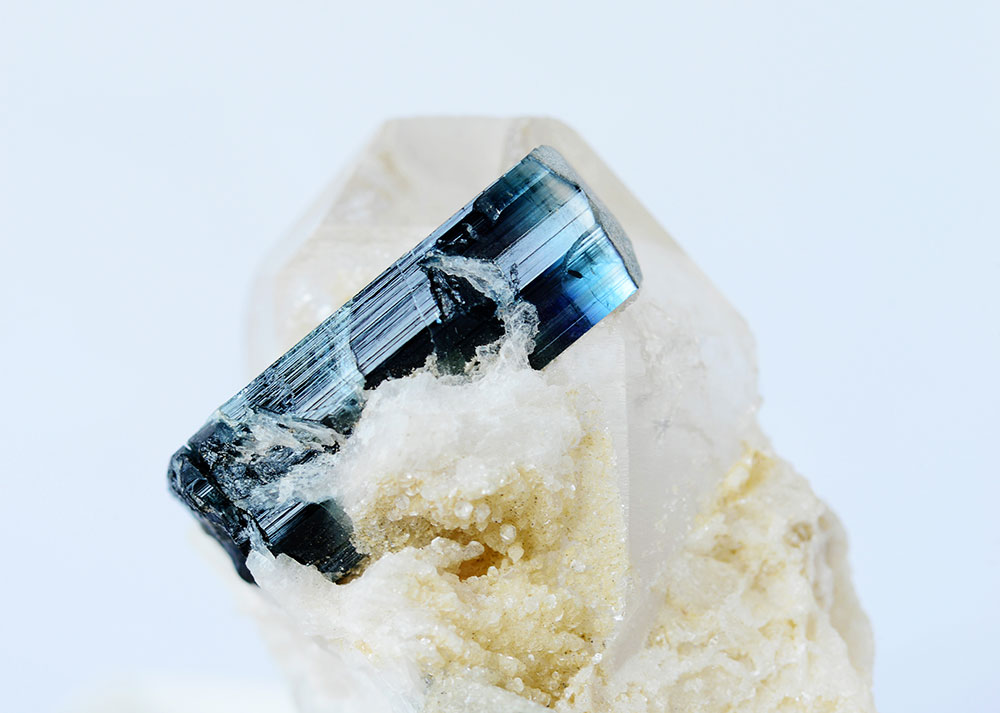 Pierre indigolite brut bleu indigo profond - tourmaline bleue rare et précieuse, histoire de la science de Pierre Curie