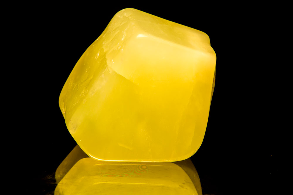 Jade jaune en lithothérapie — pierre du chakra du plexus solaire pour la confiance et l'optimisme