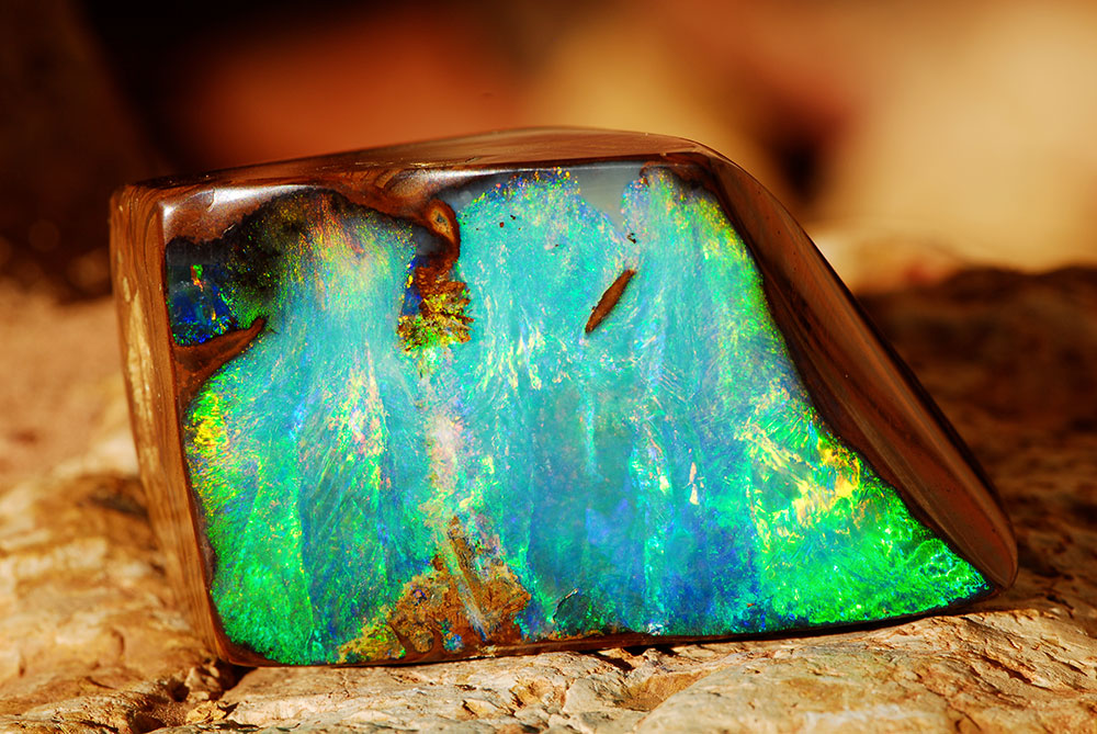 Opale boulder naturelle - histoire depuis l'Antiquité grecque, légende de Zeus et de la déesse arc-en-ciel