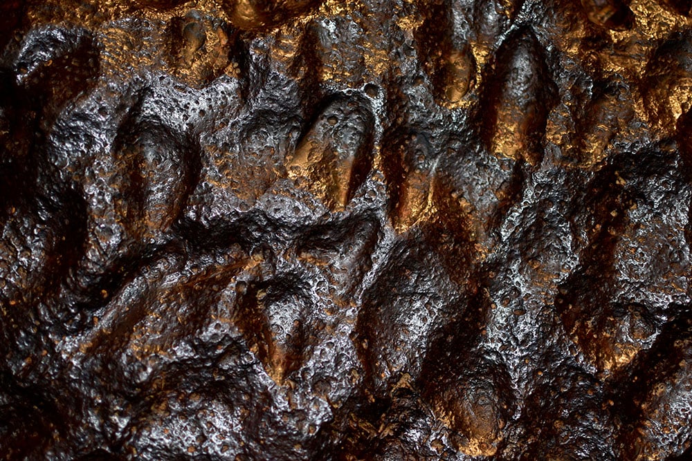 Section polie de pallasite - motif Widmanstätten géométrique, olivine fenêtrée, alliage fer-nickel, origine planetesimal 4.5 Ga