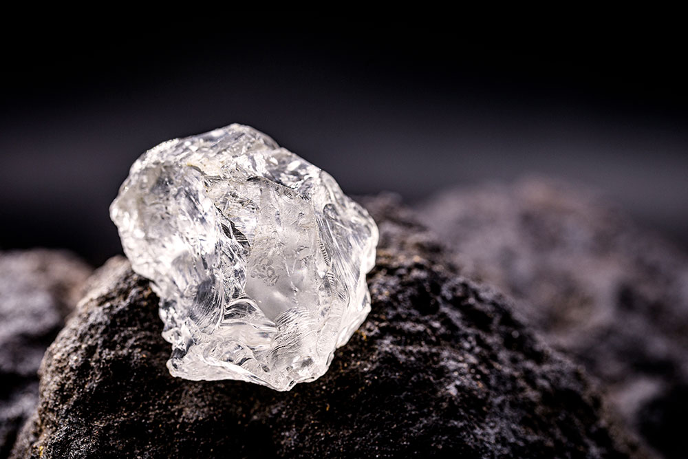 Gisement de pétalite au Brésil et Namibie - minéral transparent translucide, source primaire de lithium