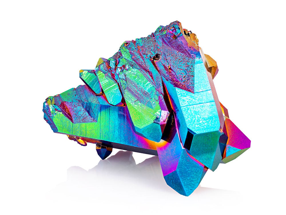 Pierre quartz arc-en-ciel aux reflets multicolores — histoire et origine du cristal irisé