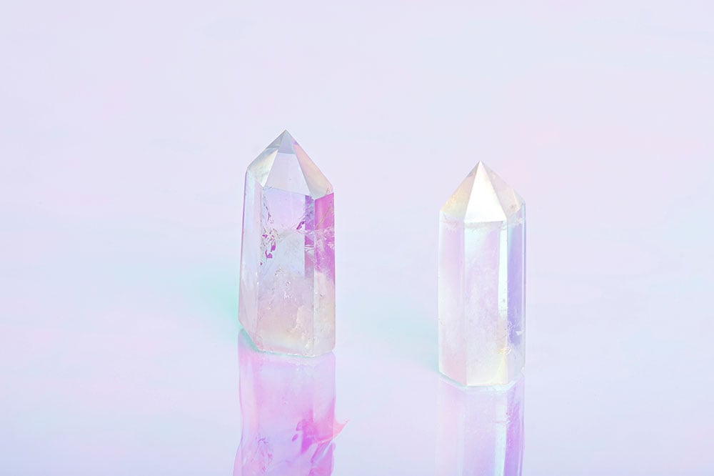 Cristal de quartz arc-en-ciel poli révélant ses irisations internes — origine et composition