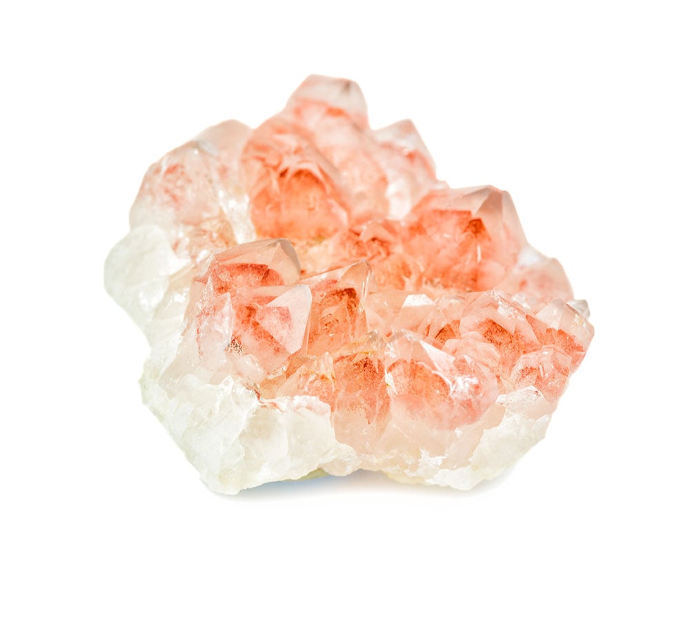 Quartz fraise naturel translucide - rose avec incrustations rouges évoquant les pépins de fraise - histoire et découverte années 1970