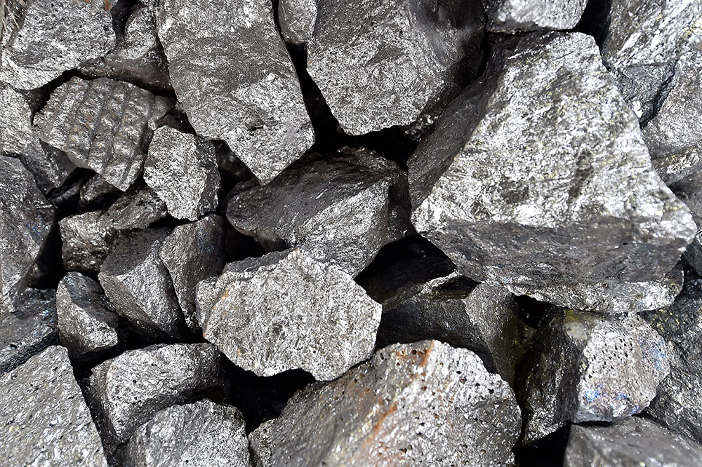 Cristal de silicium naturel gris foncé métallisé - histoire depuis l'Antiquité et révolution électronique