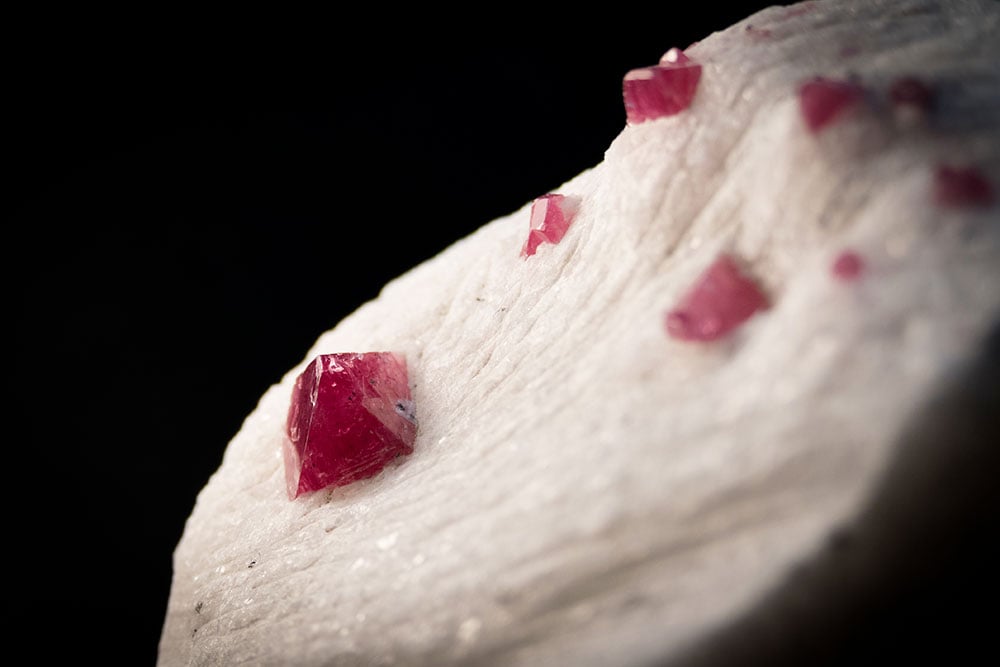 Spinelle rouge naturel du Myanmar - cristaux octaédriques, composition MgAl2O4, dureté 8