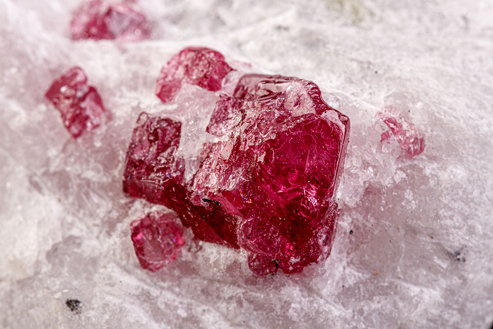 Spinelle rouge cristal octaédrique - pierre de courage, force et transformation énergétique