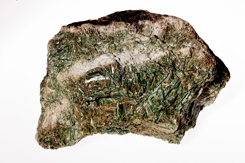 Pierre trémolite brut - cristaux prismatiques blancs à verts, histoire de la découverte dans les Alpes suisses