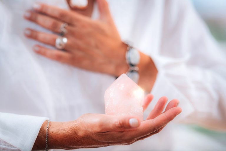 meditation-avec-des-pierres-semi-precieuses-comment-reduire-angoisse