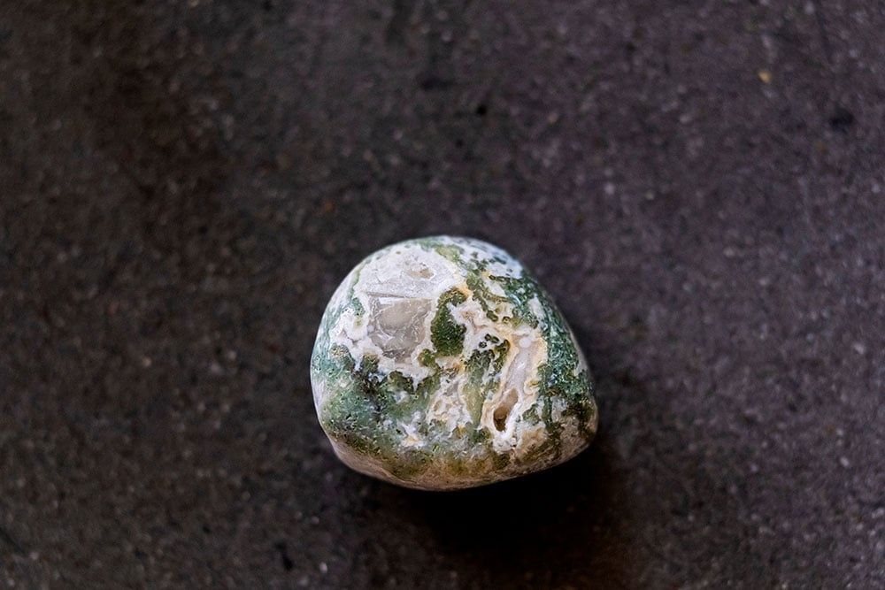 Pierre agate arborisée - origine et inclusions dendritiques naturelles