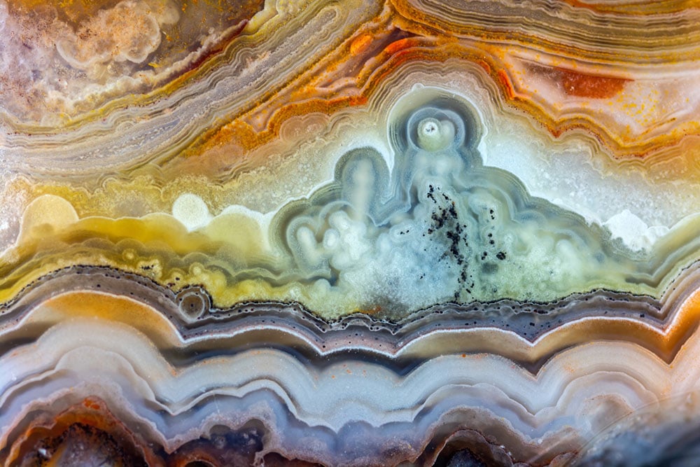 Pierre agate crazy lace montrant ses motifs en tourbillons et dentelles caractéristiques