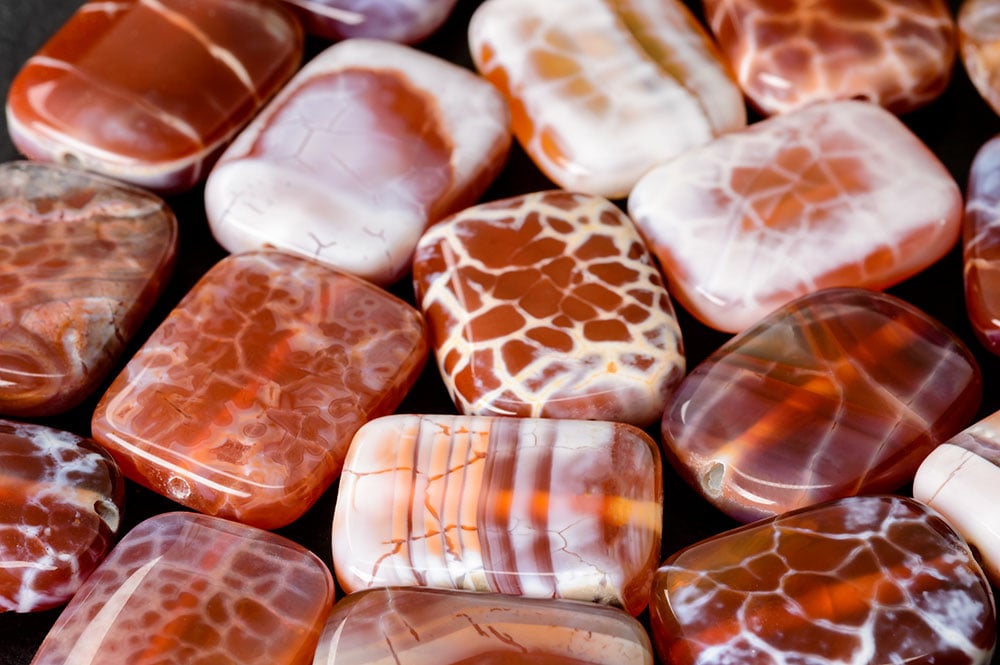 Pierre agate de feu orange rouge flamboyante - histoire origine Mexique 1966 iridescence limonite hématite