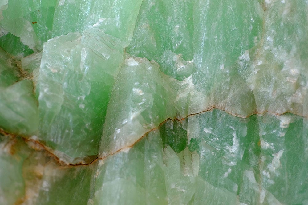 Calcite verte naturelle du Brésil - cristaux vert émeraude translucides, origine et composition
