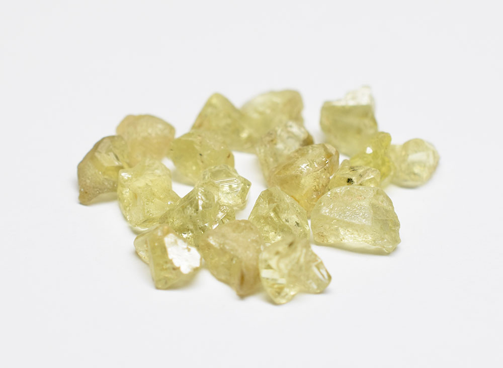 Chrysobéryl taillé et brut - histoire gemmologique, découverte des variétés alexandrite et œil de chat