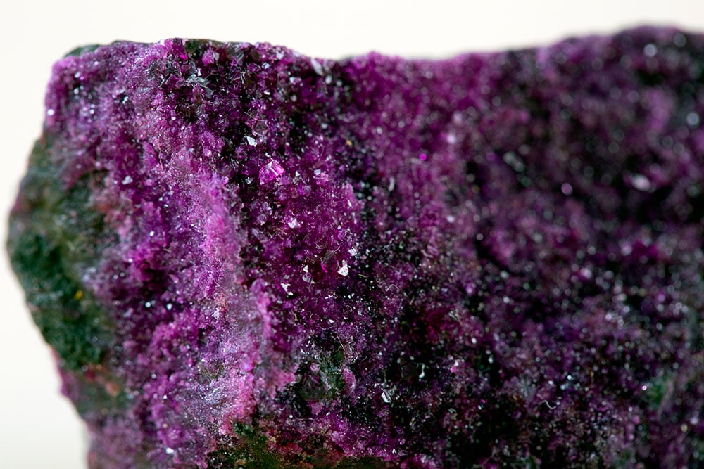 Cristaux de kämmererite pourpres sur matrice — origine et composition chrome-clinochlore