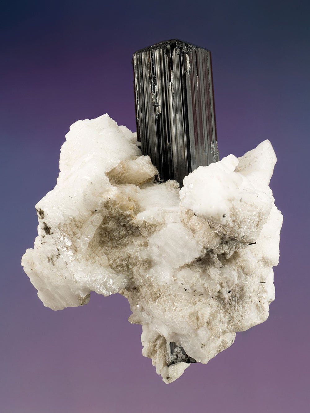 Quartz tourmaline noire brut - cristal de roche avec inclusions d'aiguilles de tourmaline noire, histoire minéralogique