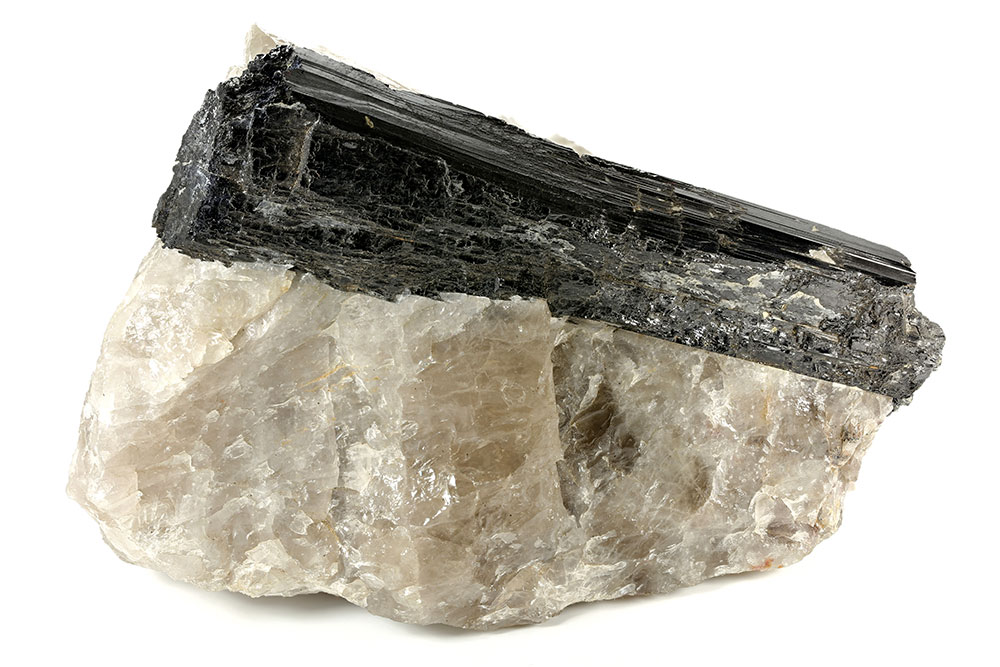 Quartz tourmaline noire naturel - origine Brésil Madagascar, cristal de roche avec veines de tourmaline, composition chimique