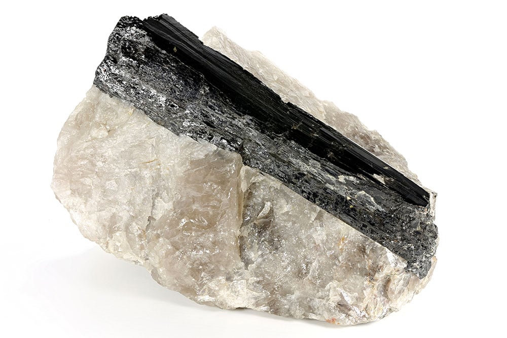 Quartz tourmaline noire polie - vertus de protection, ancrage et transformation énergétique en lithothérapie