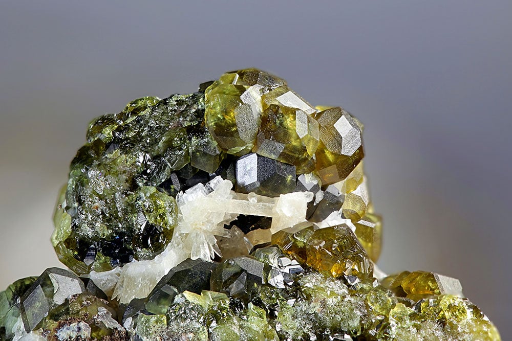 Pierre topazolite brut jaune-brun - histoire et origines du grenat andradite depuis l'Oural