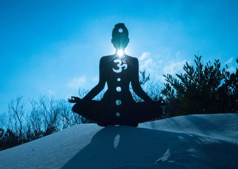 comment-debloquer-et-equilibrer-le-chakra-de-la-gorge-avec-des-cristaux-et-des-pierres