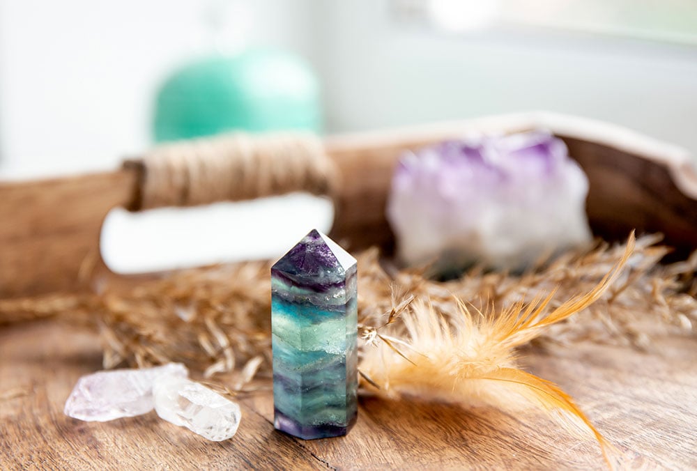 Fluorite multicolore brut aux couleurs bleu, vert et violet - histoire depuis l'Antiquité égyptienne et romaine