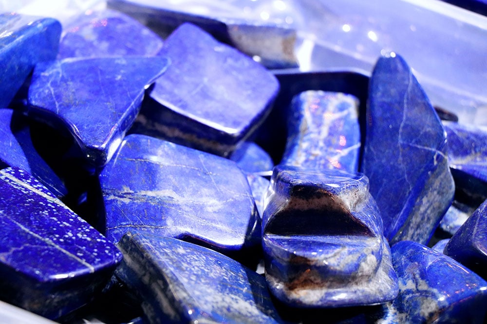 Pierre lapis-lazuli bleu profond avec inclusions de pyrite dorée — cristal de sagesse et de vérité