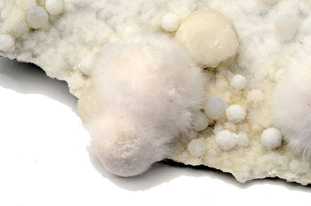 Okénite cristalline en cavité basaltique - minéralogique silicate calcium hydraté, composition structure