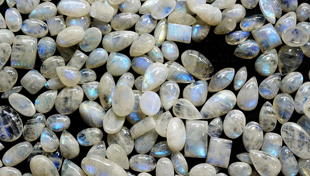 Opalite polie translucide - composition verre et quartz avec oxydes métalliques, reflets irisés