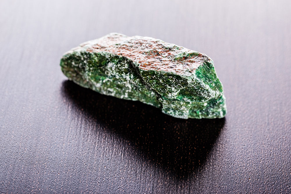 Verdite cristaux de fuchsite verte chromifère - histoire Antiquité lapis Specularis