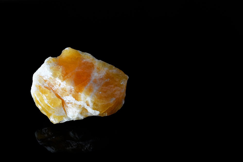 Calcite miel naturelle brute - origine composition carbonate de calcium CaCO3 dorée