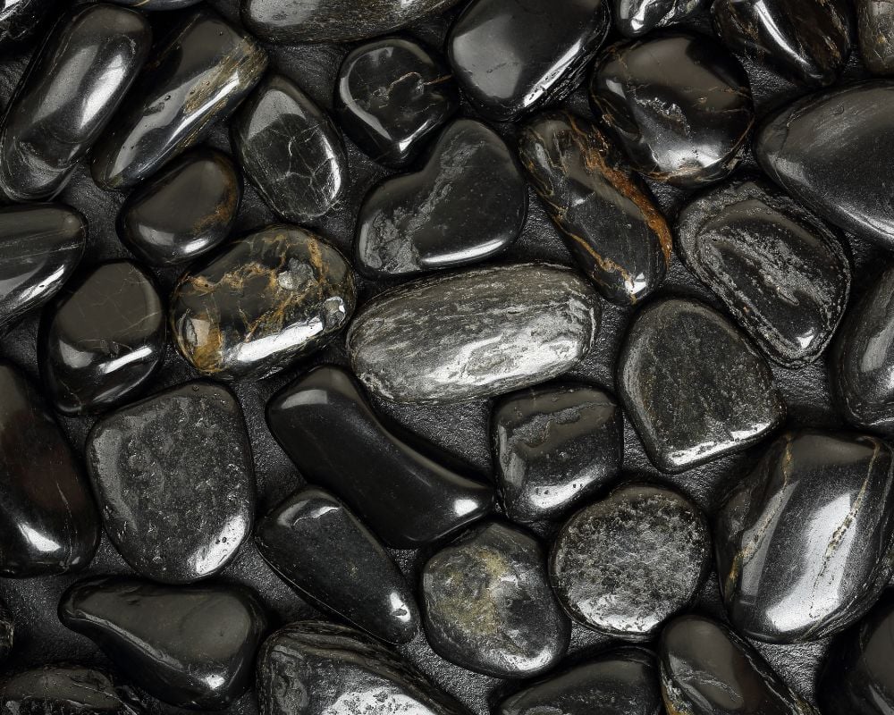 Basanite gisements France Auvergne Massif Central minéralogie volcanique