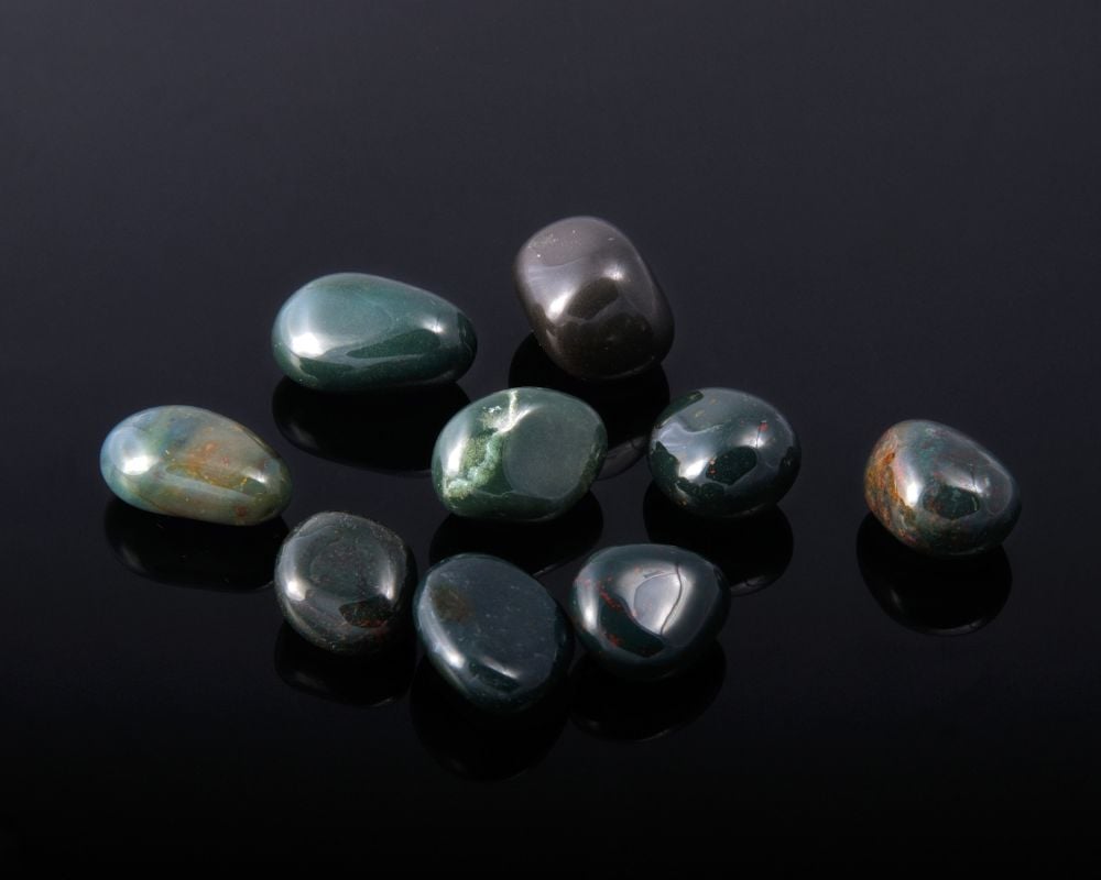 Basanite vertus lithothérapie authenticité discernement chakra racine troisième œil