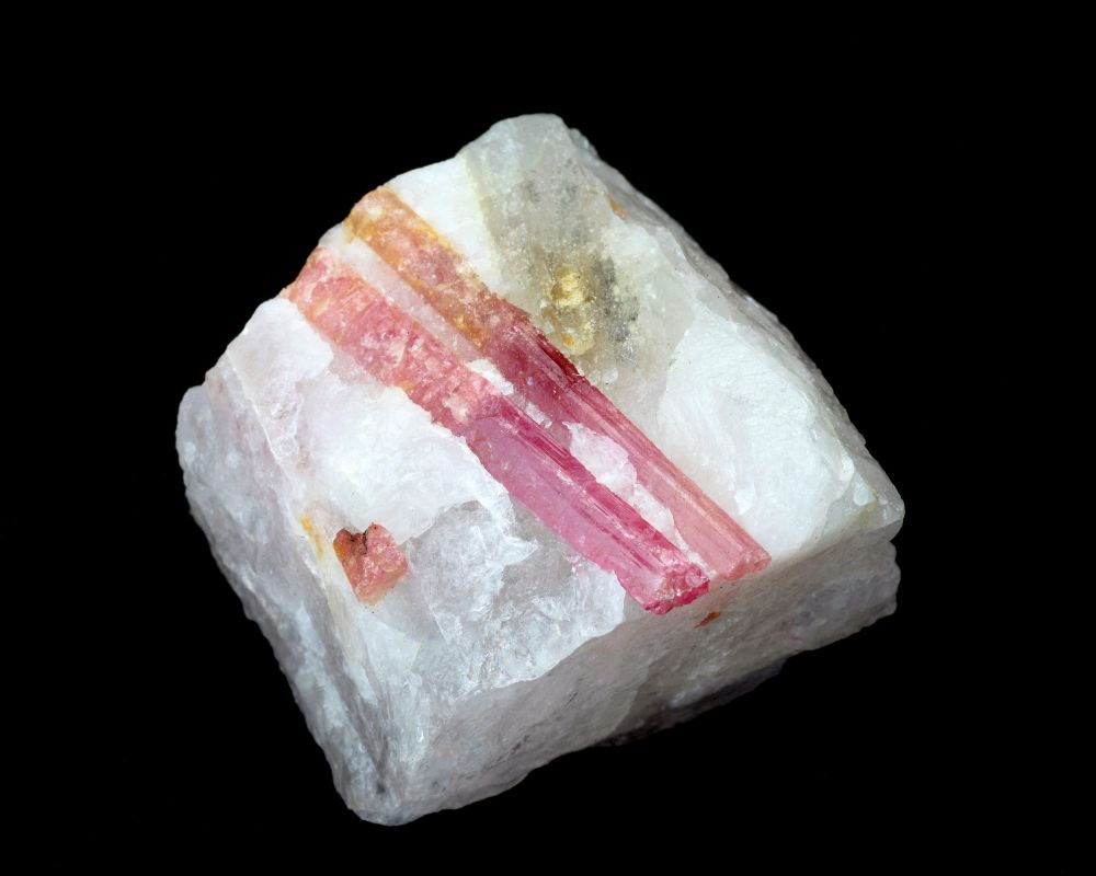 Cristaux d'elbaïte bruts naturels multicolores - Histoire des tourmalines lithium