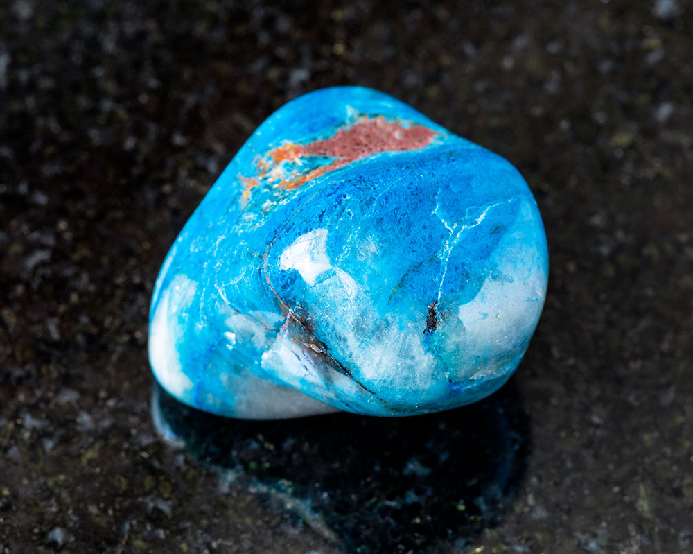 Pierre ajoïte en inclusion quartz blanc - minéral rare bleu-turquoise cristallin - histoire découverte Arizona 1930