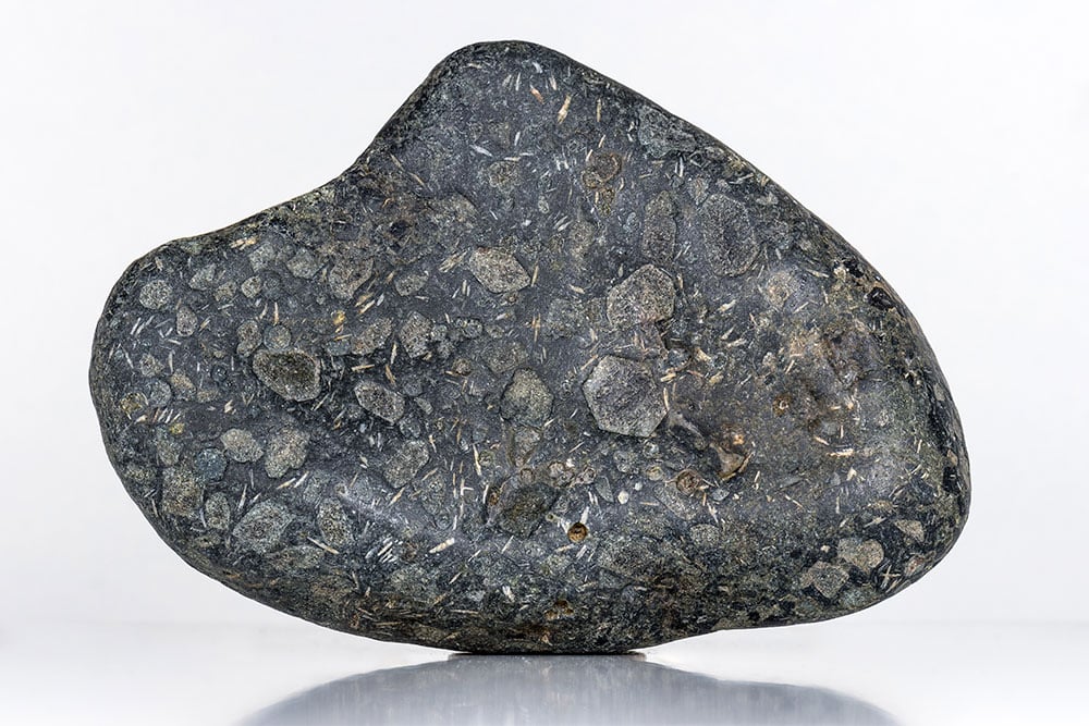 Augite naturelle cristaux prismatiques - composition chimique silicates volcaniques origin roches ignées