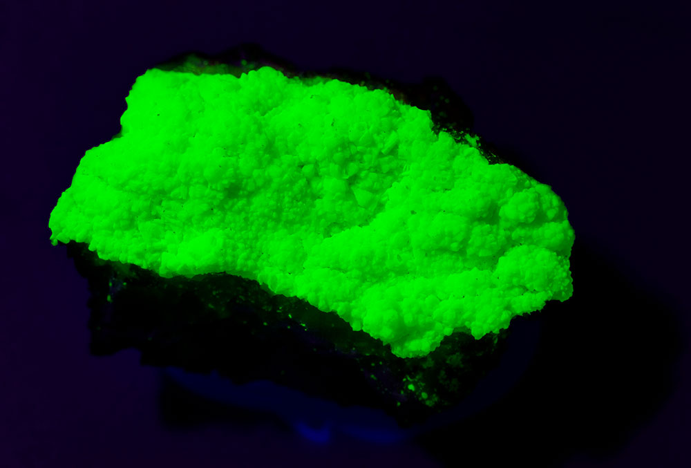 Pierre autunite cristaux jaune-vert naturels - histoire minéralogique depuis Autun XIXe siècle