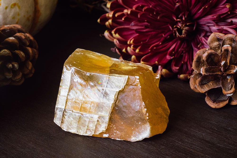 Pierre calcite miel dorée brute - histoire scientifique découverte biréfringence Rasmus Bartholin