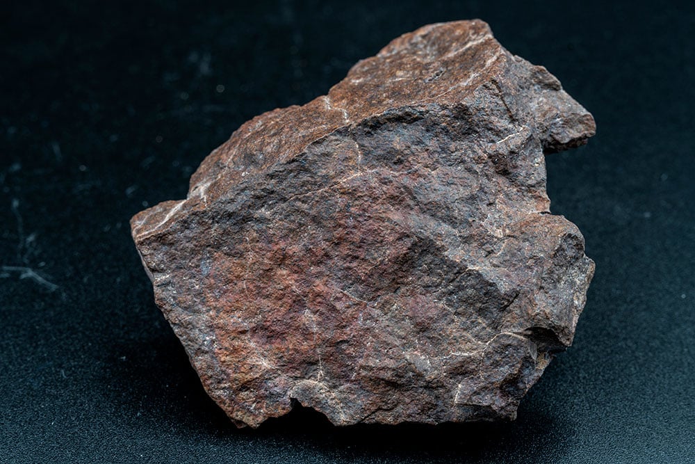 Chondrite naturelle — coupe polie montrant alliage fer-nickel et silicates, origine astéroïdale ceinturon d'astéroïdes