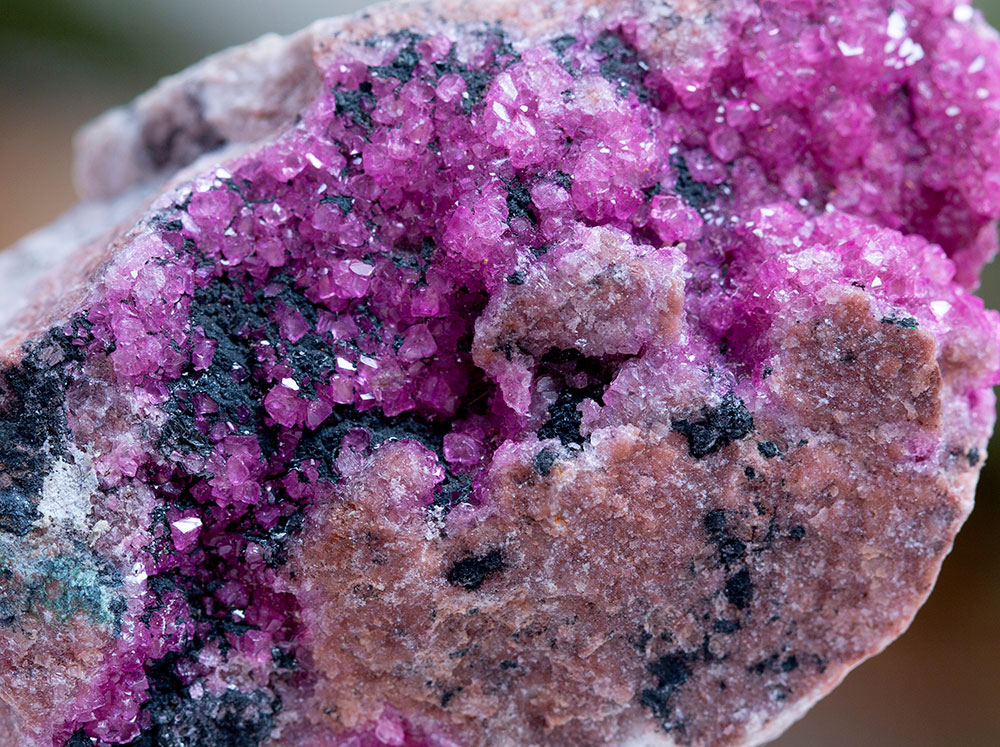 Minerai de cobaltite brut argenté gris métallique - histoire du cobalt en alchimie et minéralogie
