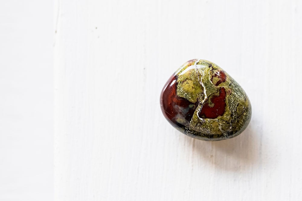 Pierre Dragon Stone brute aux écailles vertes et rouges - histoire mythique du dragon cosmique et talismans protecteurs