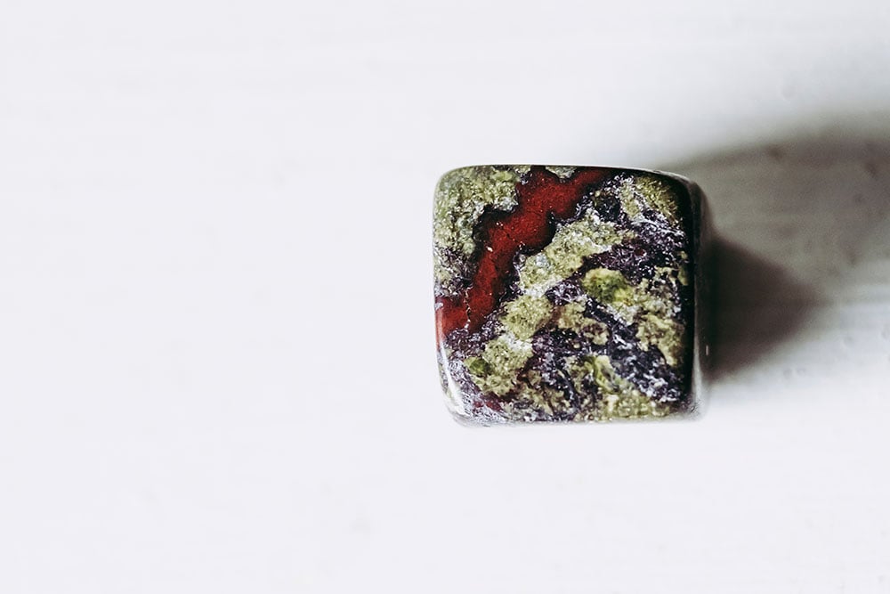 Dragon Stone polie - propriétés lithothérapie, chakras racine et plexus solaire, force intérieure