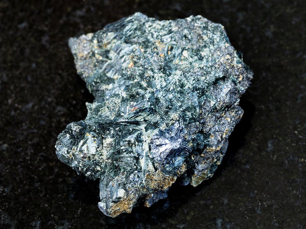 Pierre glaucophane brute aux cristaux bleu-gris - découverte par Hausmann en 1845, gisement France Groix