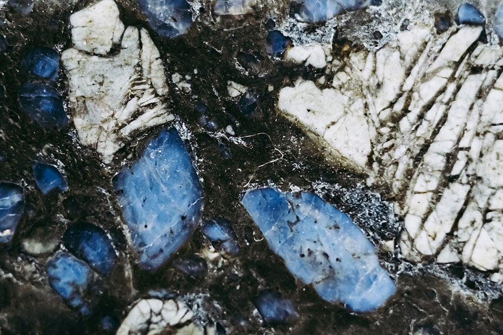 Glaucophane polies en bijoux - cristaux bleu-gris pour expression authentique et chakra gorge