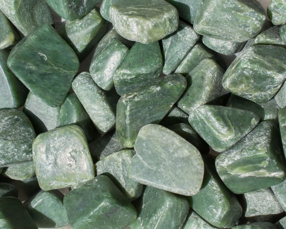 Jade néphrite brut vert profond et blanc crémeux - histoire chinoise depuis 8 000 ans, jade impérial de Khotan