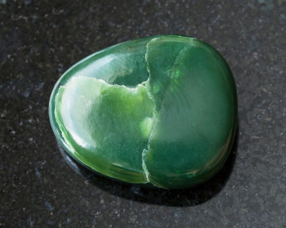 Jade néphrite polie brillante - vertus équilibre cœur plexus solaire, sérénité et compassion en lithothérapie