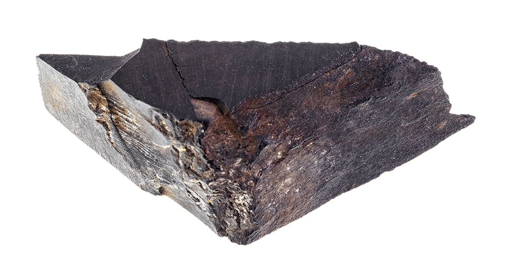 Jaspe noir brut sur matrice rocheuse — origine et composition quartz microcristallin