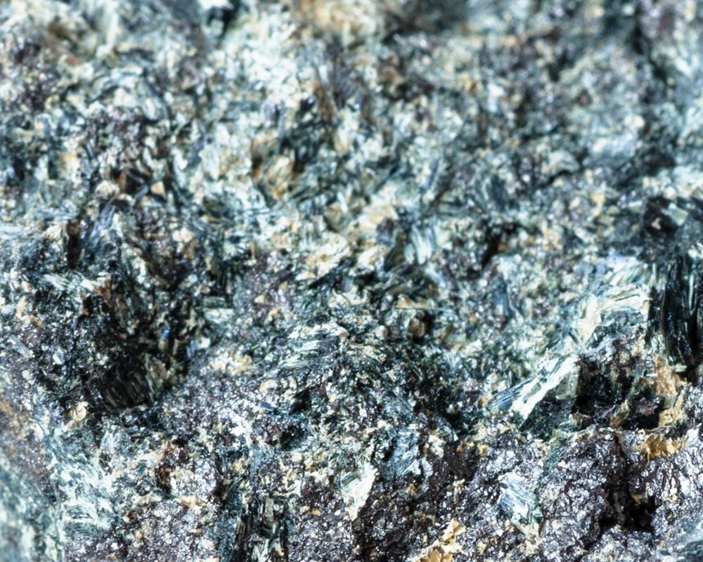Pierre libérite brute et polie — histoire et origine dans les coulées rhyolitiques du Brésil