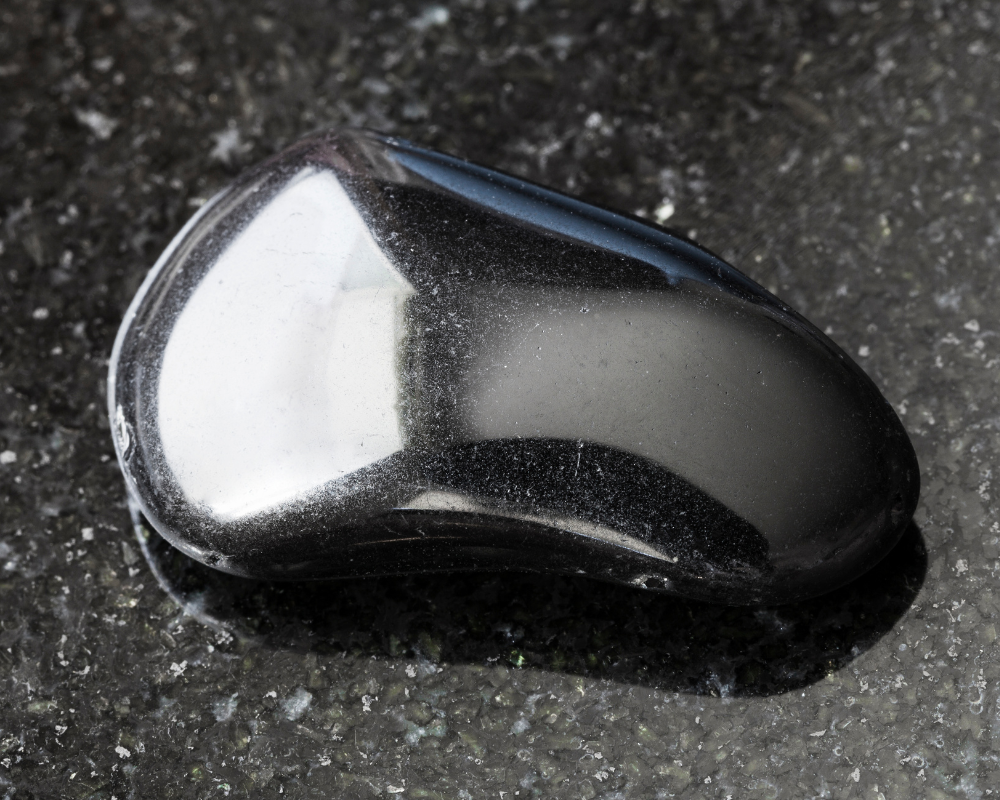Obsidienne argentée brute - verre volcanique de rhyolite, géologie volcanique, cristobalite chatoyante
